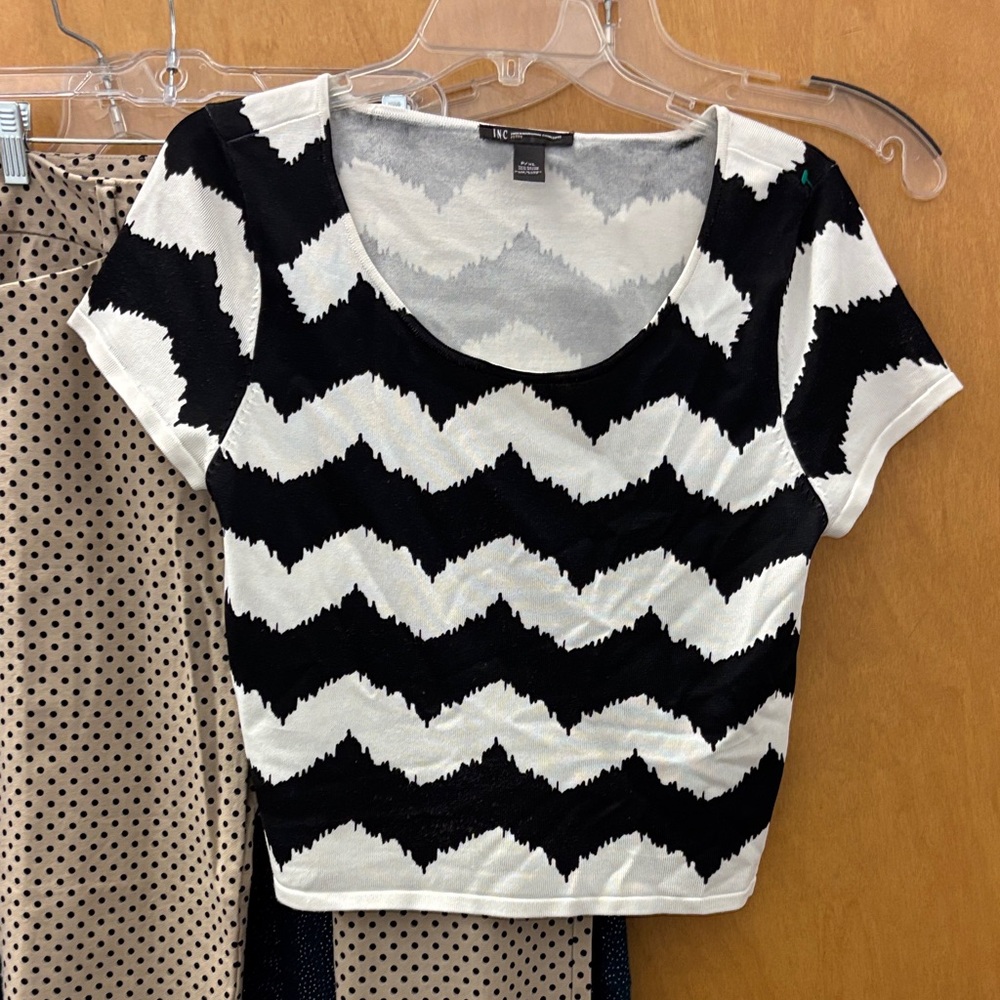 INC International Concepts Women's Black and White Chevron Crop Top